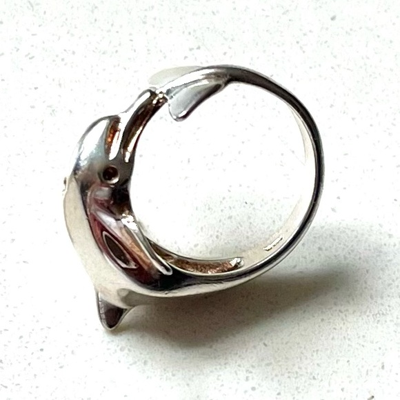Sterling Silver Dolphin Ring. Approx size  7 1/4. In excellent condition. - Picture 2 of 6